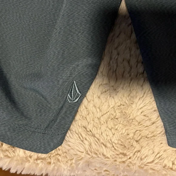 Volcom Shorts - Picture 3 of 4